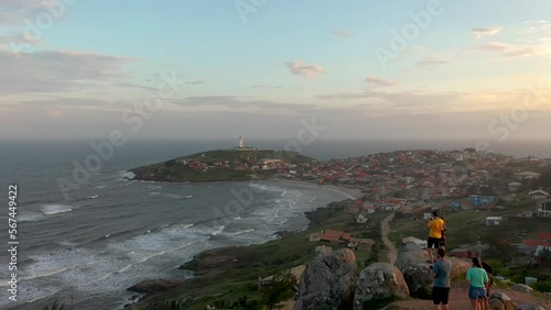 Sonnenuntergang am Farol de Santa Marta in Cigana, Laguna. Wunderschöner Leuchttum in Santa Catarina Brasilien. Sonnenuntergang am Praia do Farol 1 photo