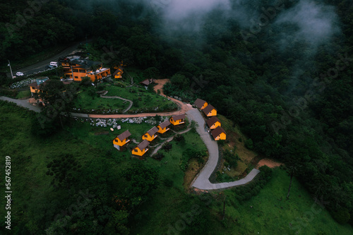 Das Serra do Rio do Rastro in Santa Catarina, Brasilien. Kleine Hütten im Gebirge. Drone photo