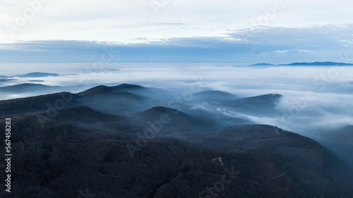 Obraz na płótnie fog over the mountains w salonie