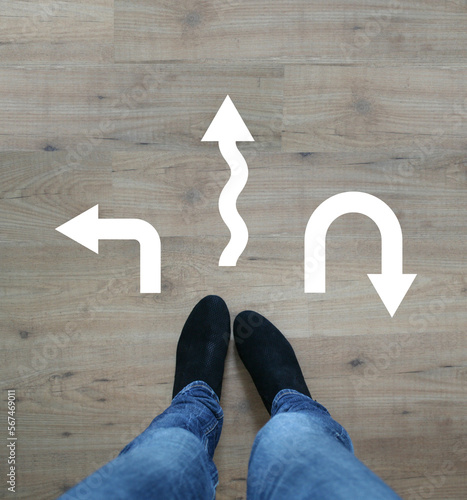 Wohin wird es gehen? Zwei Füße vor dem ersten Schritt in eine Richtung