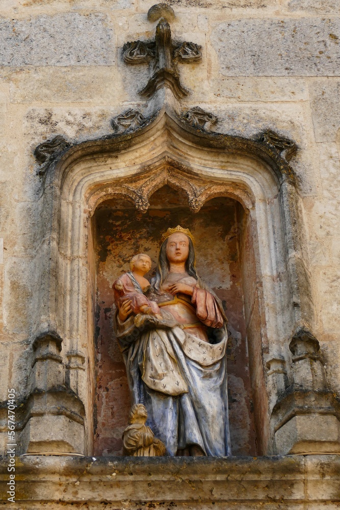 Statue de Vierge à l’Enfant en bois polychrome sur la Façade d’une maison médiévale à Flavigny-sur-Ozerain Statue de Vierge à l’Enfant en bois polychrome sur la Façade d’une maison médiévale à Flavigny-sur-Ozerain
