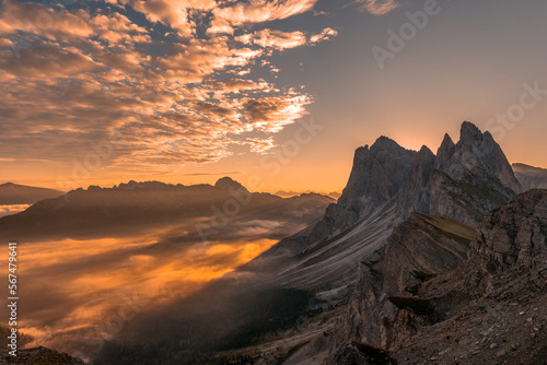 Vista sul Monte Seceda all'alba, dolomiti.