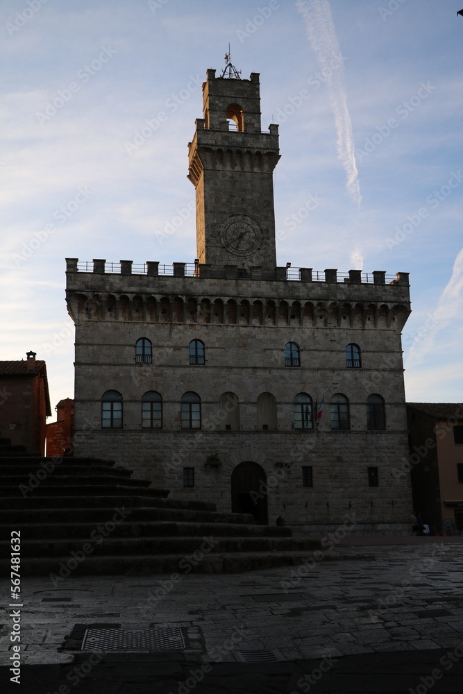 Obraz premium Sunset at Town Hall at Piazza Grande in Montepulciano, Tuscany Italy
