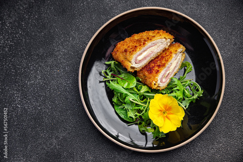 Canvastavla cordon bleu cutlet chicken meat, cheese, bacon meal snack on the table copy spac