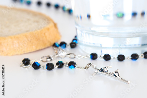Fotografia Fast concept with bread water and rosary