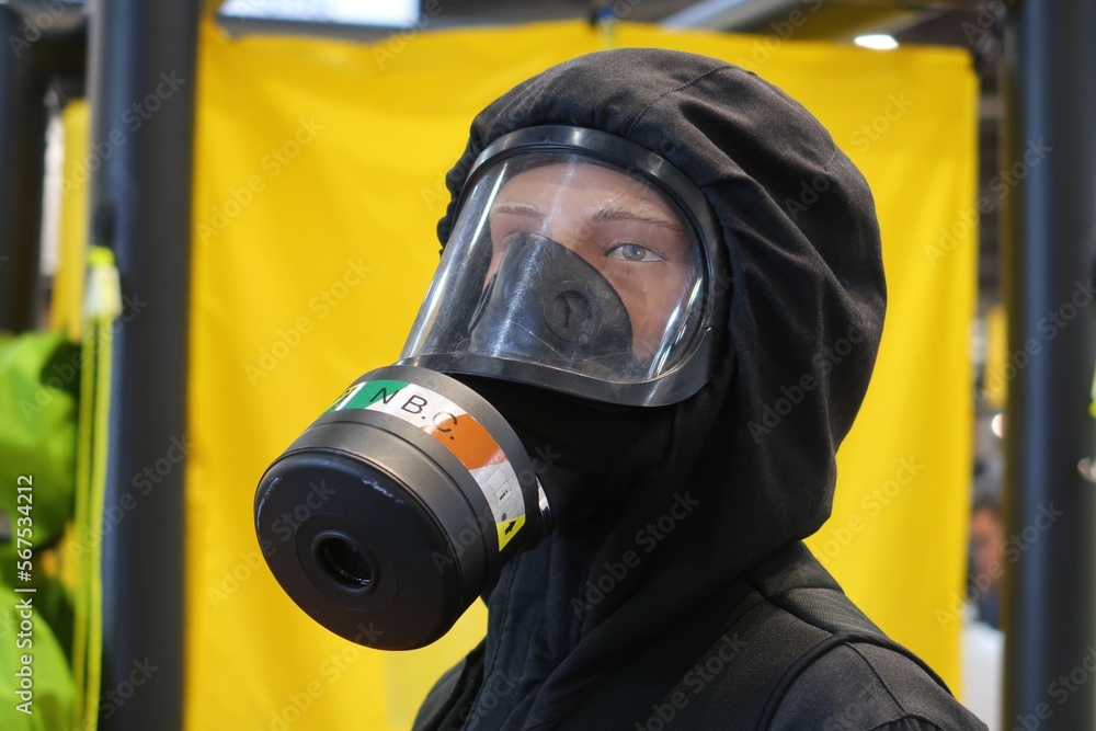 Tête de mannequin portant une combinaison NBC avec masque à gaz intégré, appareil respiratoire filtrant de protection anti-gaz contre le risque nucléaire / biologique / chimique - obrazy, fototapety, plakaty 