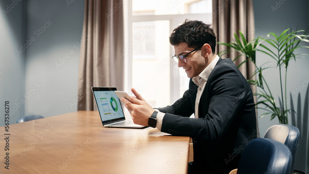 Office work, manager using the Internet and online business. Entrepreneur stratap job is a space for work. Office work, manager using the Internet and online business. Entrepreneur stratap job is a space for work.