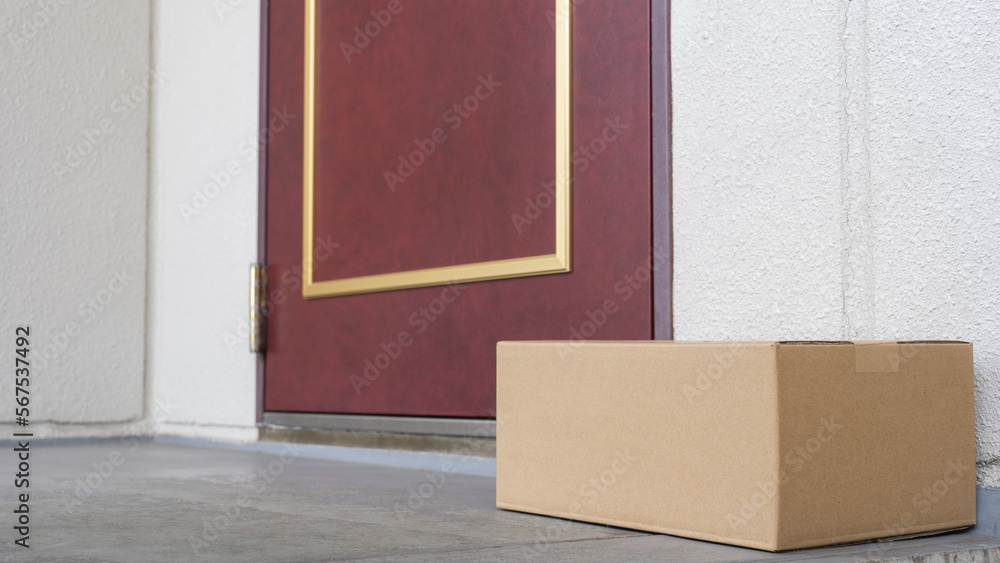 Fototapeta premium 置き配イメージ｜玄関前に置かれた荷物・contactless delivery