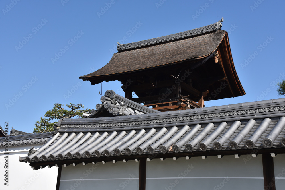 Fototapeta premium 妙心寺 玉鳳院の鐘楼 京都市右京区花園