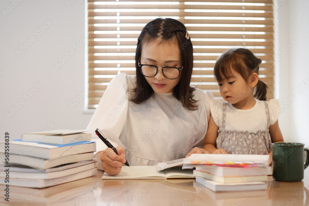 自宅で勉強する母親 自宅で勉強する母親