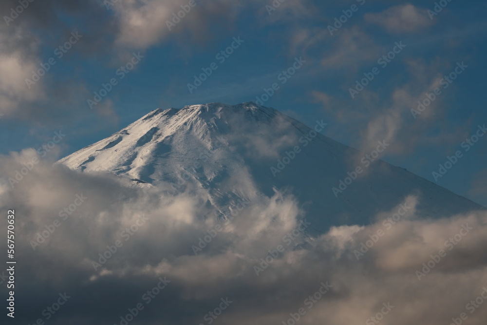 雲間から顔出す日本一の霊峰富士山