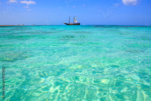 Secluded turquoise beach in Aruba, Caribbean Blue sea, Duth Antilles © Aide