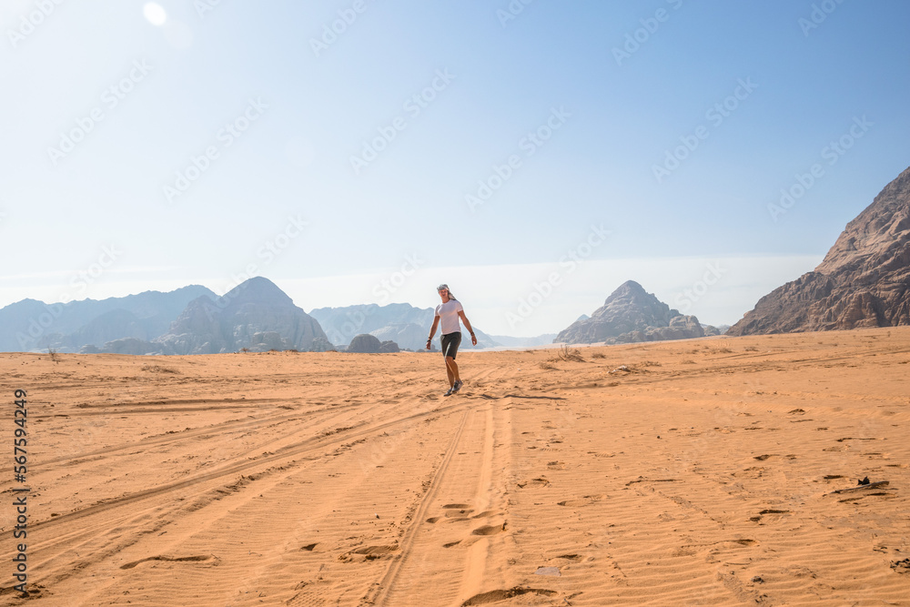 facet idący po pustyni - obrazy, fototapety, plakaty 