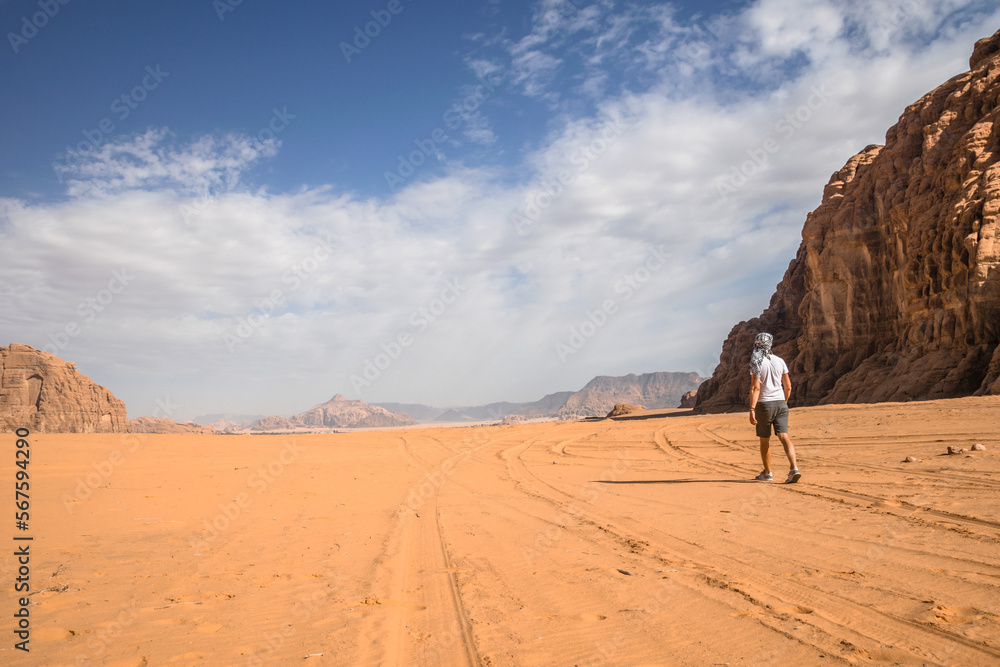 mężczyzna idący po pustyni - obrazy, fototapety, plakaty 