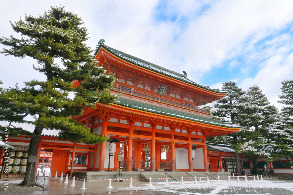 冬の京都市岡崎 平安神宮の應天門