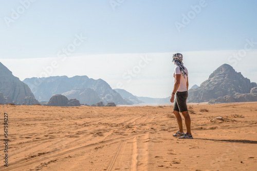 facet idący po pustyni © DawidFastMan