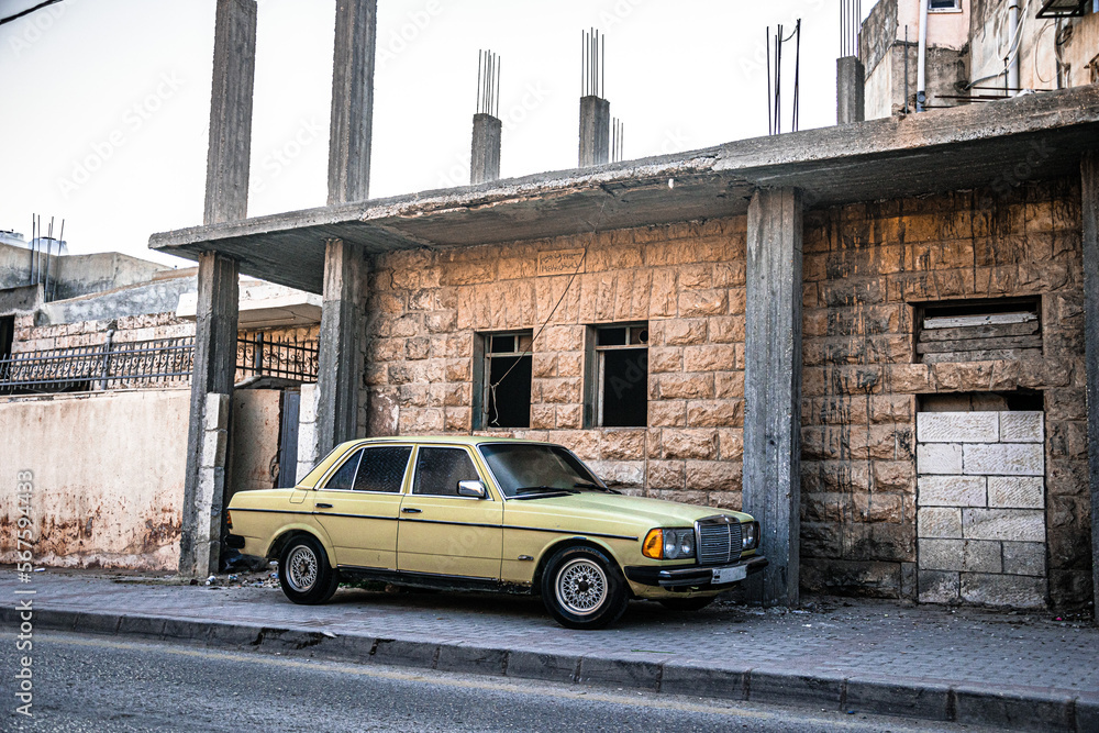 uliczka arabskiego miasta i stary samochód