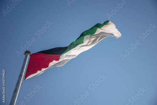 flaga powiewająca na wietrze