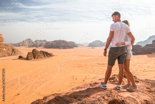 kobieta i mężczyzna pozują do zdjęcia na pustyni