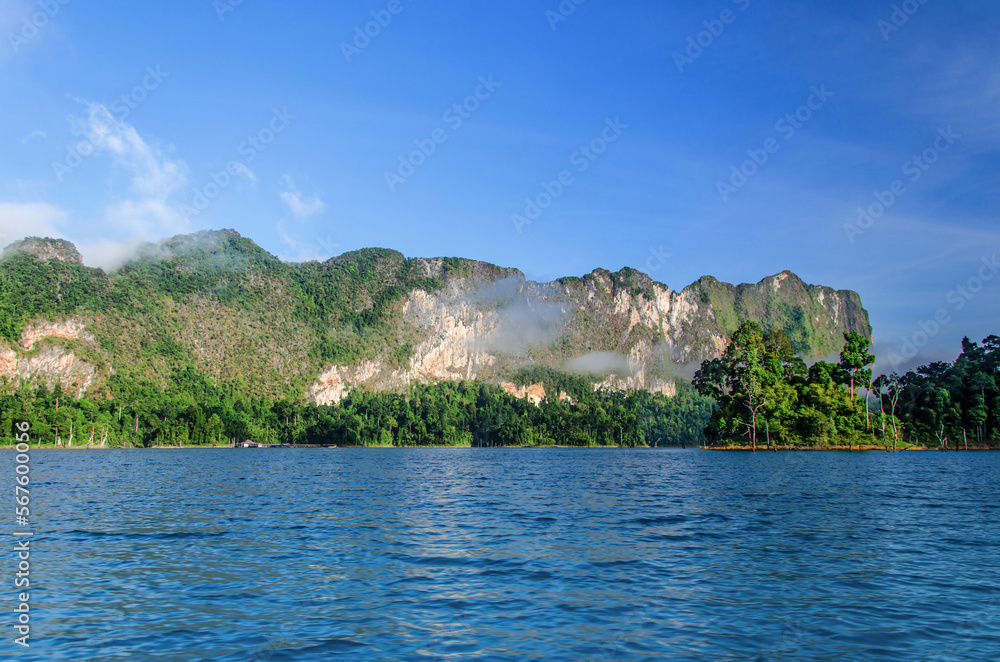 Obraz premium Discovering the wonders of Ratchaprapa on a long tail boat (Thailand)