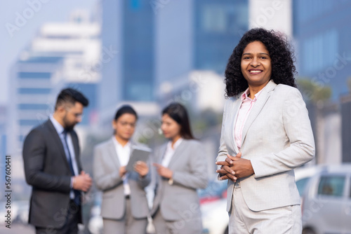 Canvas Print Powerful indian businesswoman leader standing with arm crossed in city office bu