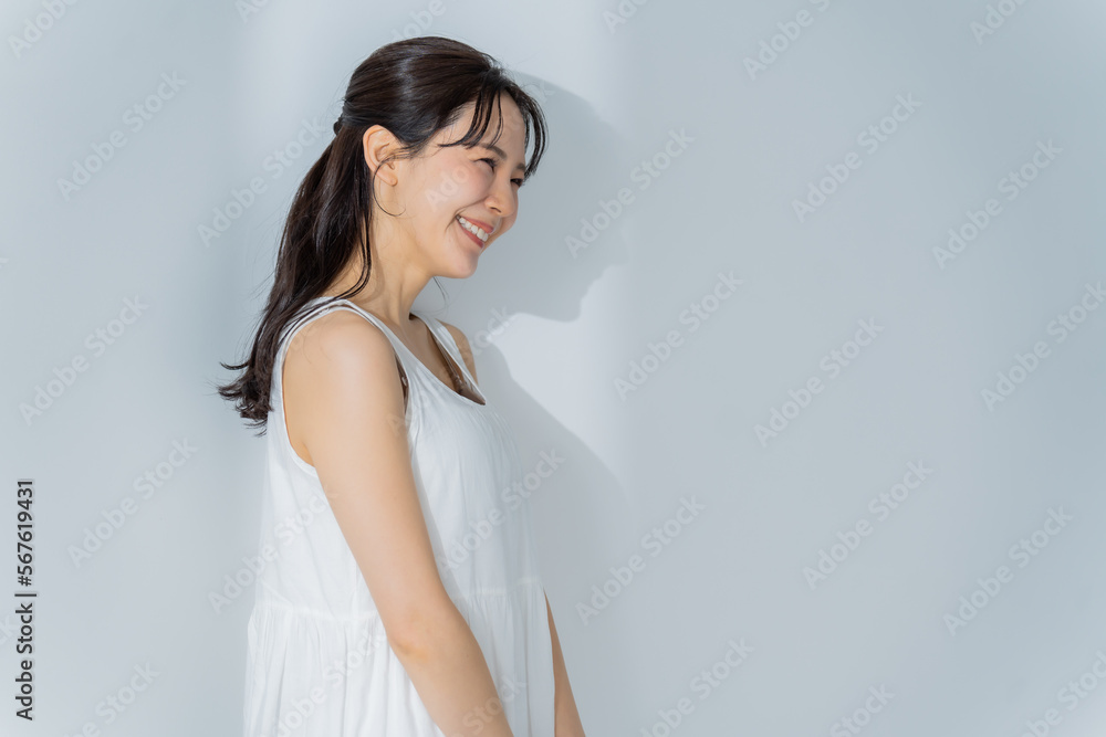 ワンピースを着た日本人女性 ワンピースを着た日本人女性