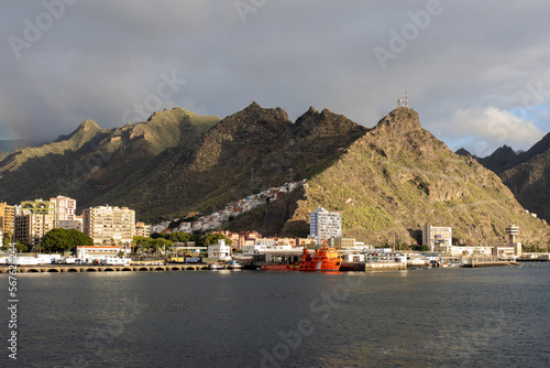 Widok na wybrzeże Teneryfy w pochmurny dzień, Santa Cruz de Tenerife, Hiszpania © neskama