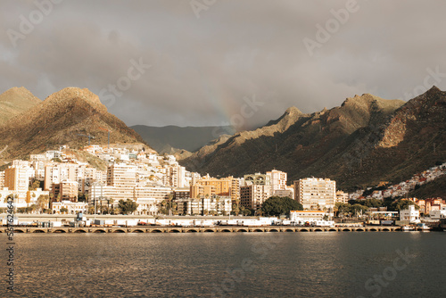 Widok na wybrzeże Teneryfy w pochmurny dzień, Santa Cruz de Tenerife, Hiszpania © neskama