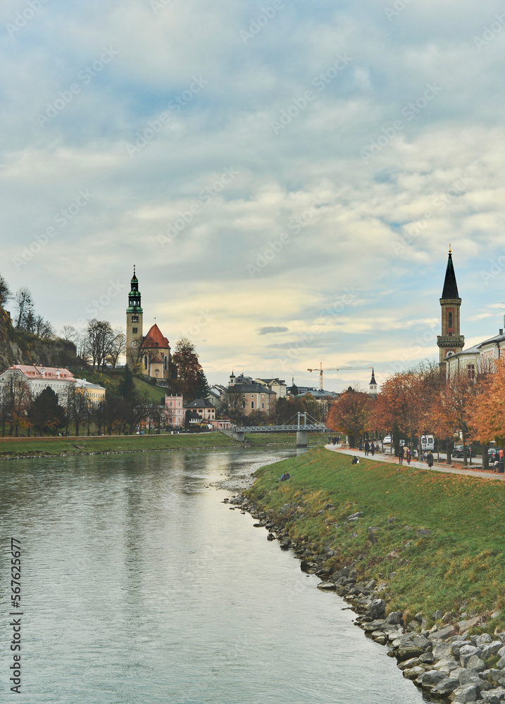 Naklejka premium 川沿いの街並み、ザルツブルグの街、オーストリア、ザルツブルグ
