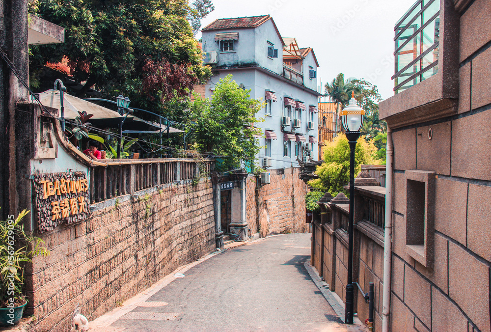 Obraz premium The romantic walkways in Gulangyu island during the day. The Chinese Characters in the picture was translated as Tea and Times, which is the name of the yard open to the public