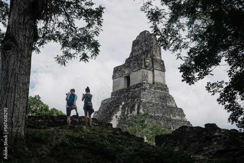 Foto people walking in tikal ruins