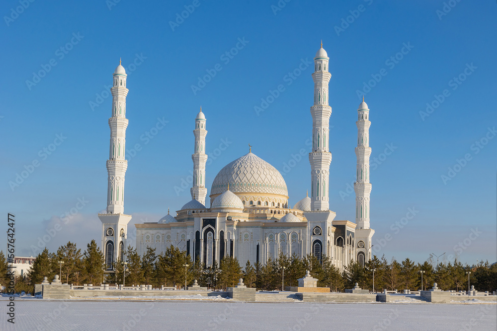 Obraz premium Panoramic view of snow-white modern Hazaret Sultan mosque sunny morning, Nur-Sultan, Astana, Kazakhstan. . High quality photo
