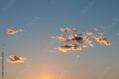 Nuvole arancioni durante il tramonto © howardponneso
