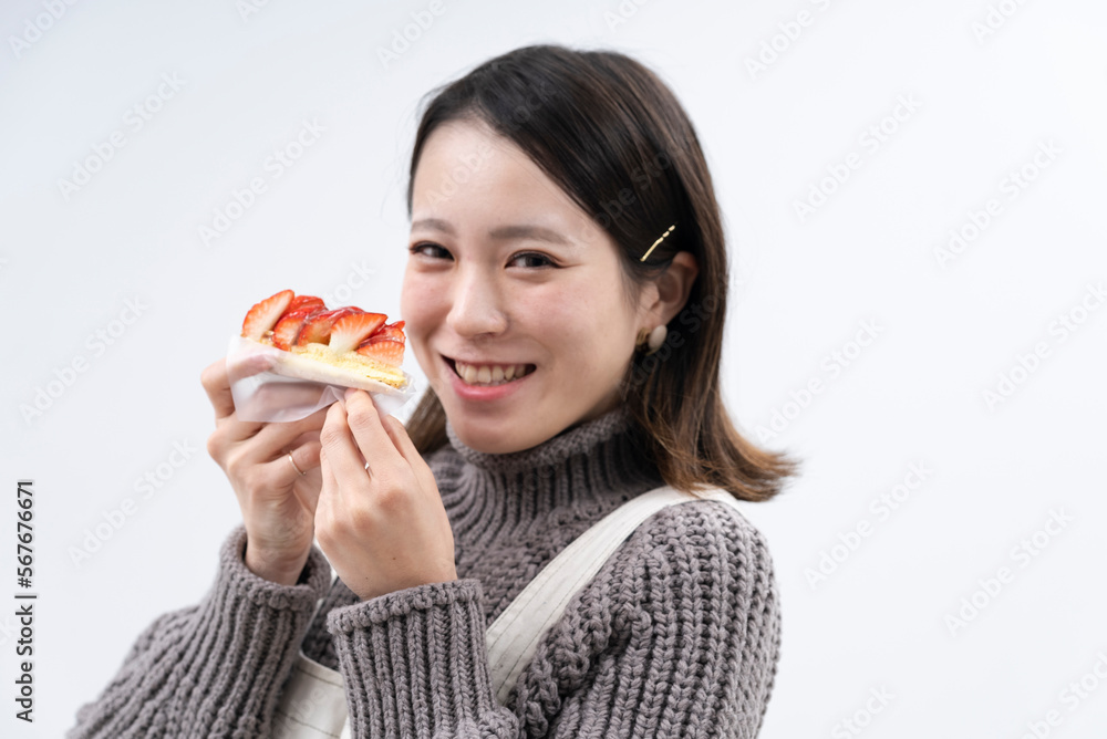 スイーツを食べる女性