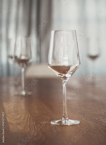 Weingläser auf einem Tisch