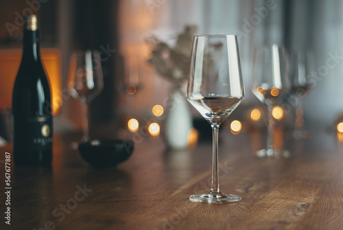 Weinglas mit Weinflasche photo