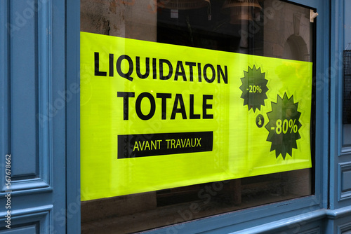 Canvas Print Affiche jaune collée sur une vitrine de magasin sur laquelle est écrit liquidati