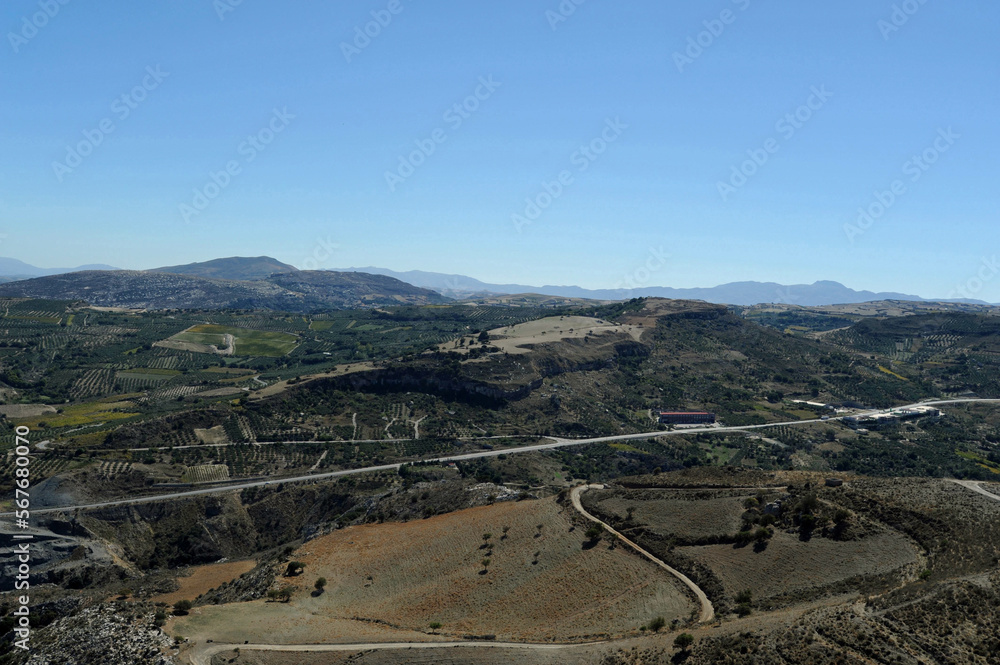 Obraz premium La route nationale 97 vue depuis le site archéologique de Rhizénia près d'Agia Varvara en Crète