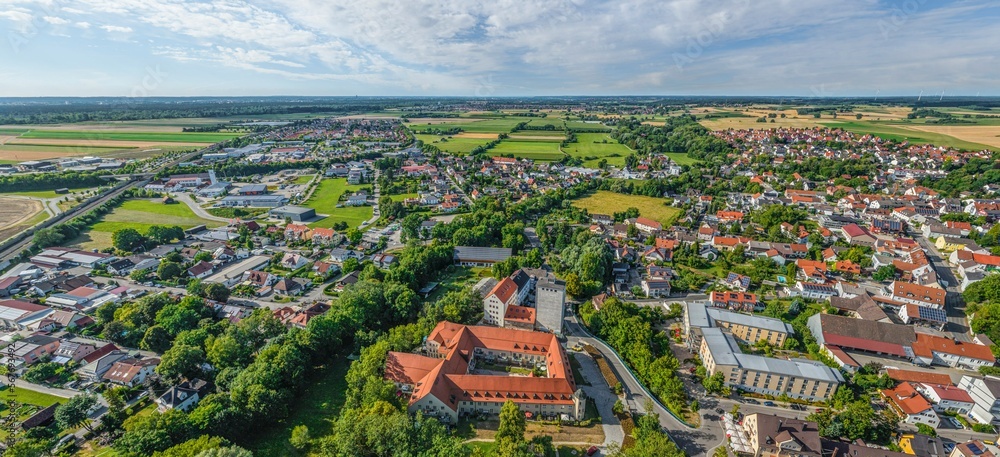 Fototapeta premium Mering im schwäbischen Paartal - Panorama-Ausblick über das Meringer Schloss nach St. Afra