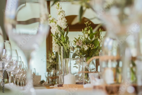 Bild auf Leinwand foto enfocando un arreglo de flores situado en una mesa decorada para un evento