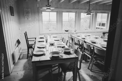 Gedeckte Tische in einem Essensraum