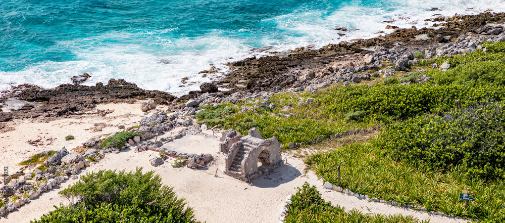 custom made wallpaper toronto digitalDer Nationalpark Eco Beach Park, Punta sur. Blick vom Leuchtturm auf die alte Maja Ruine und die Küstenlandschaft auf der karibischen Insel Cozumel in Mexiko, ein Panorama.