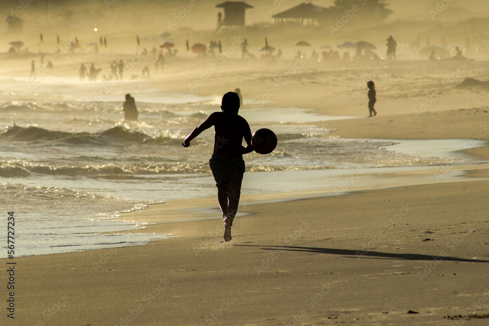 Φωτογραφία Rio de Janeiro, RJ, Brazil, 01/21/2023 - Kids in silhouette play with a ball at