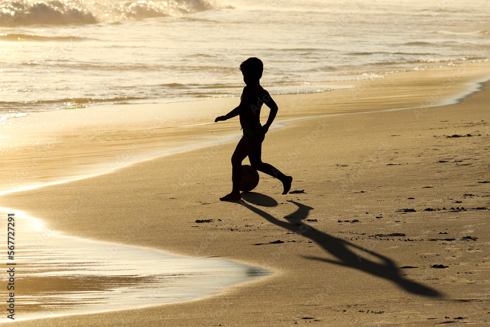 Φωτογραφία Rio de Janeiro, RJ, Brazil, 01/21/2023 - Kids in silhouette play with a ball at