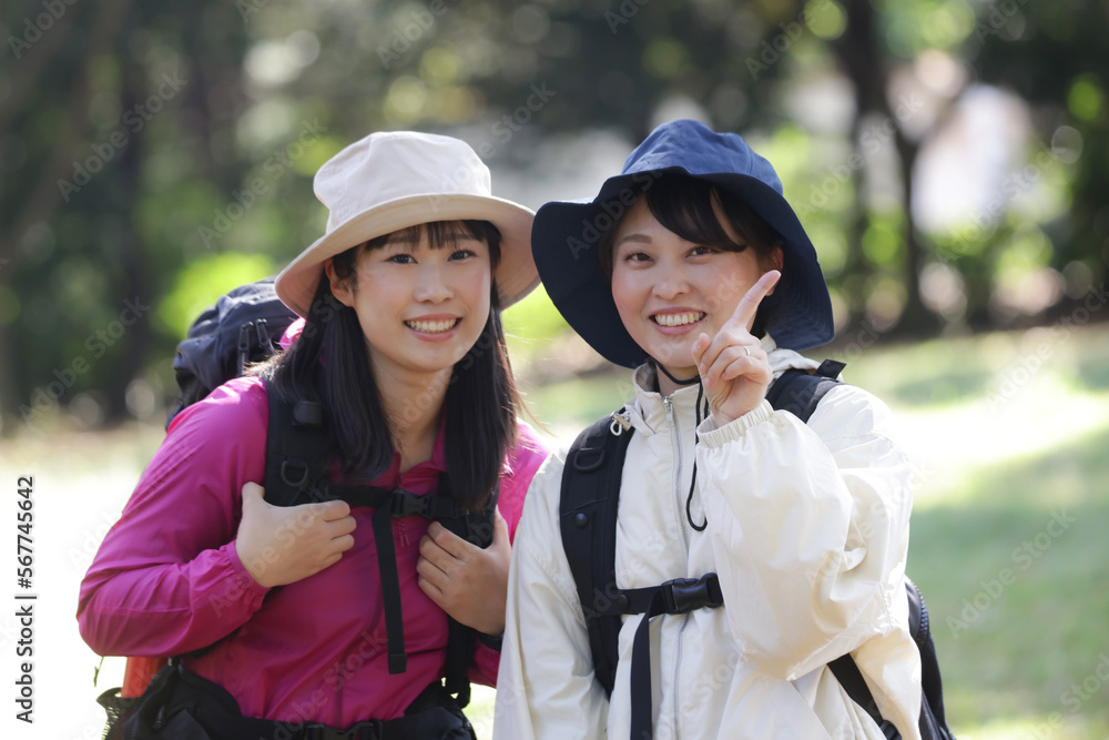 登山をする女性 登山をする女性