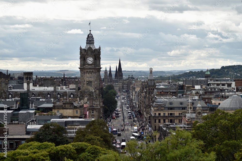 Obraz premium Aerial view of Edinburgh city centre with buildings and landmarks. 