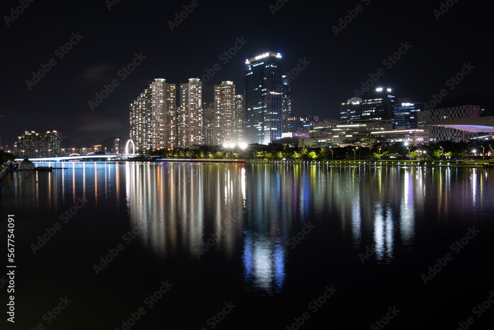 Naklejka premium city skyline at night