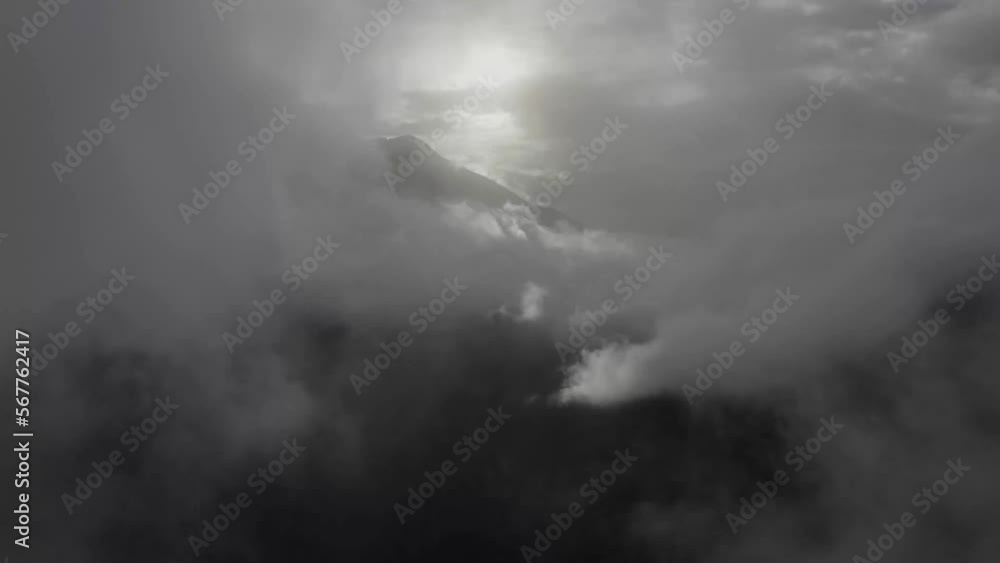 Sol apareciendo entre las nubes de una tempestad de un atardecer nublado Sol apareciendo entre las nubes de una tempestad de un atardecer nublado