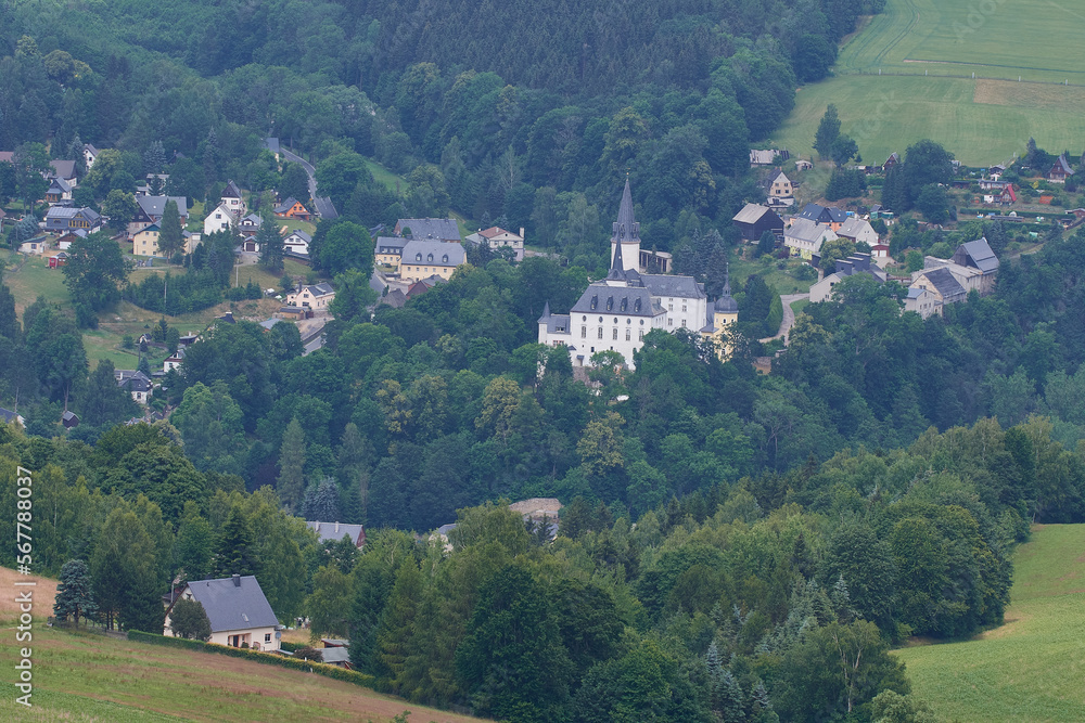 Blick auf Schloss Purschenstein in Neuhausen im Erzgebirge vom Schwartenberg aus 