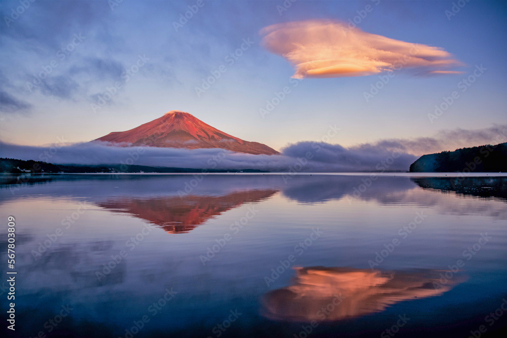 山中湖から赤富士と吊るし雲